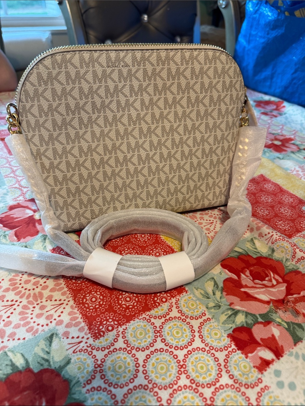Michael Kors Signature Small Crossbody in Vanilla/Taupe - Picture 2 of 6
